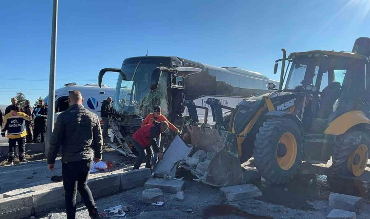 Turistleri taşıyan otobüs ile iş makinesi çarpıştı: 1i ağır 6 yaralı