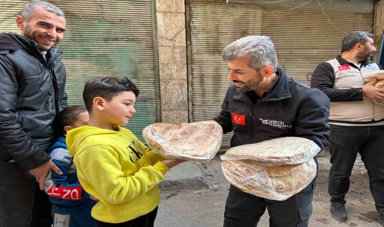 Türk yardım gönüllüleri Halepte ekmek ve yemek dağıttı