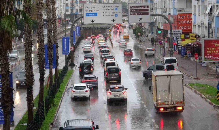 Turuncu kodla uyarılan Antalya güne yağışla başladı