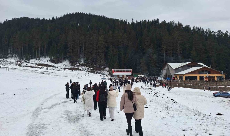 Üniversite öğrenileri Ilgaz Dağında karın tadını çıkardı