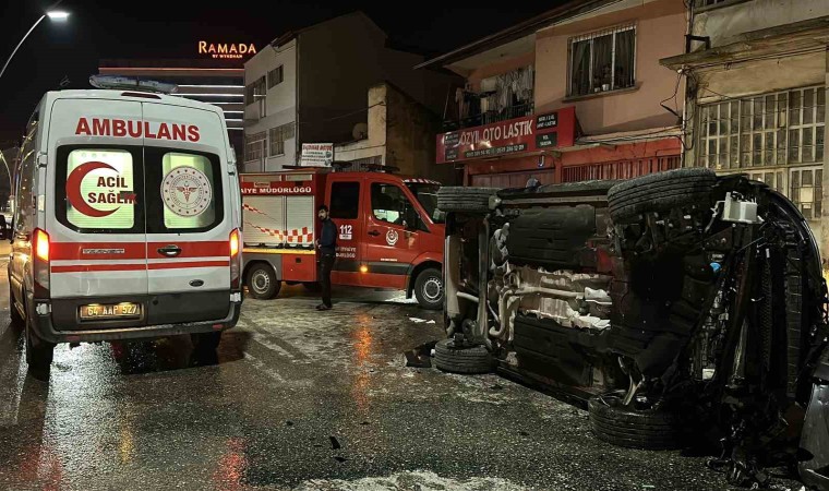 Uşakta otomobille çarpışan cip elektrik panosuna çarpıp devrildi: 2 yaralı