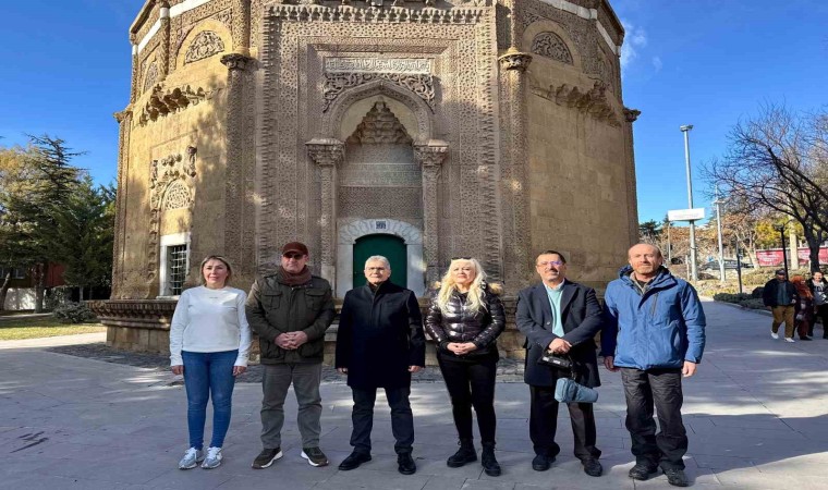 Vali Çelik, Tarih Envanteri Sayfasına Hüdavent Hatun Türbesini anlattı