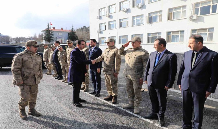 Vali Karakaya, Mehmetçikin ailesi ile görüntülü görüştü