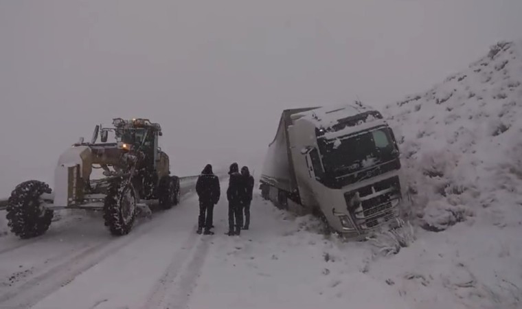 Vanda kar yağışı trafik kazalarına neden oldu, yol saatlerce ulaşıma kapandı