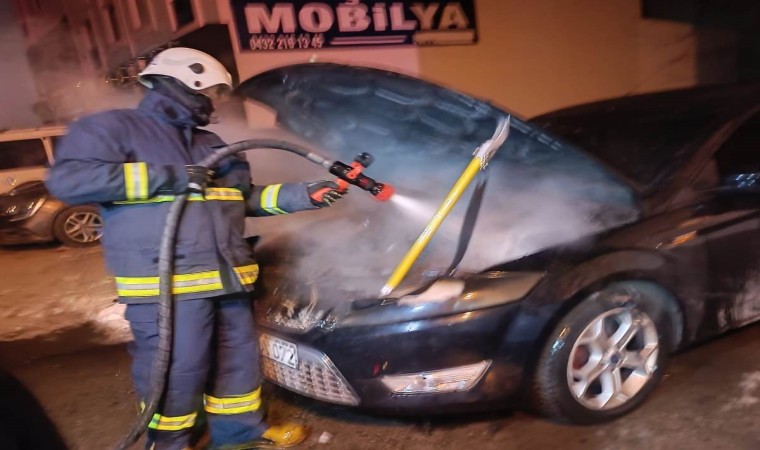 Vanda park halindeki otomobilde yangın