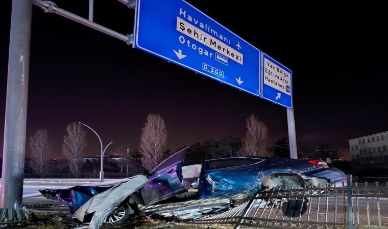 Vanda refüje çarpan otomobilin sürücüsü yarandı