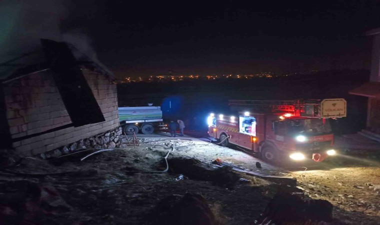 Vanda tandır evi alevlere teslim oldu