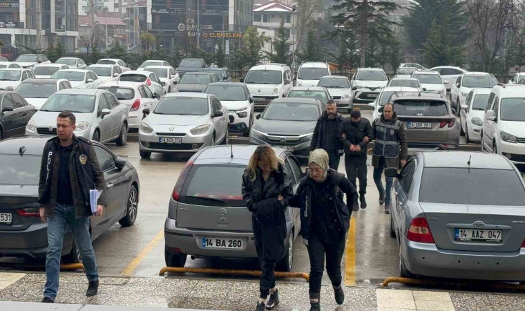 Yabancı uyruklu aileyi, Adınız terör örgütü ile ilişkilendirilmiş diyerek 500 bin lira dolandırdılar