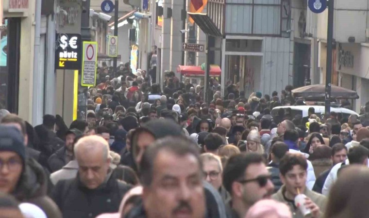 Yeni yıla saatler kala İstiklal Caddesinde insan seli