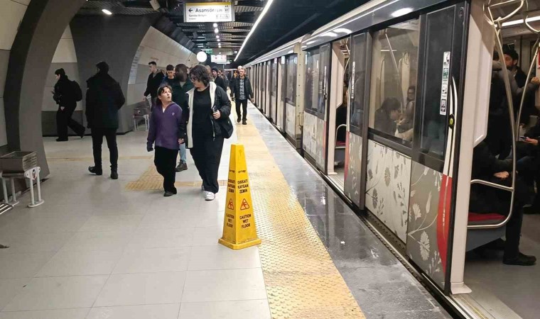 Yenibosnada metro istasyonunun tavanından sular aktı