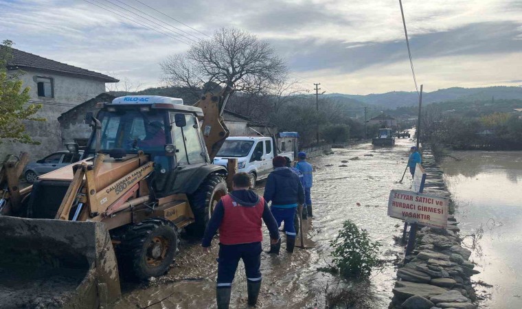 Yenipazarda meydana gelen sele belediye ekiplerinden hızlı müdahale