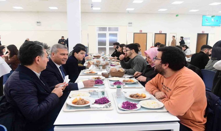 Yıllar önce öğrenci olarak geldiği yemekhaneye şimdi rektör olarak geldi