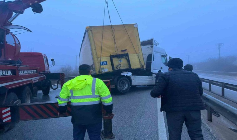 Yoğun sis kazaları beraberinde getirdi, D100de trafik felç oldu