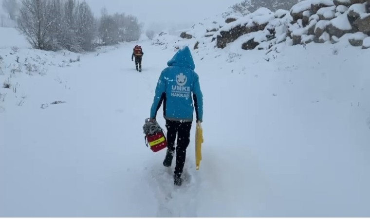 Yüksekovada kar engeline rağmen 72 yaşındaki hasta hastaneye ulaştırıldı