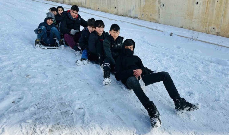 Yüksekovada kar yağışını çocuklar eğlenceye çevirdi