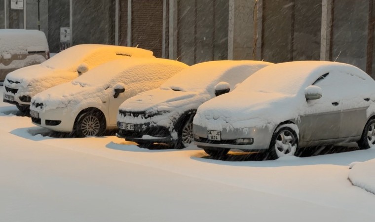 Yüksekovada lapa lapa kar yağışı başladı