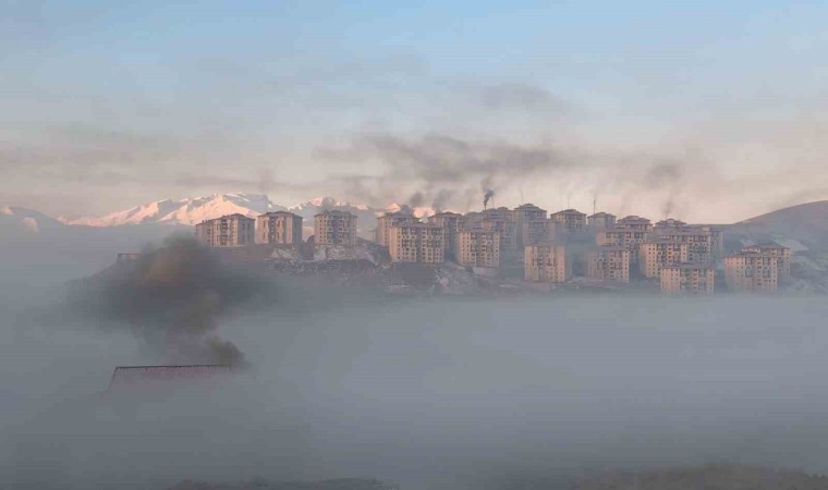 Yüksekovada yoğun sis masalsı manzaralar oluşturdu