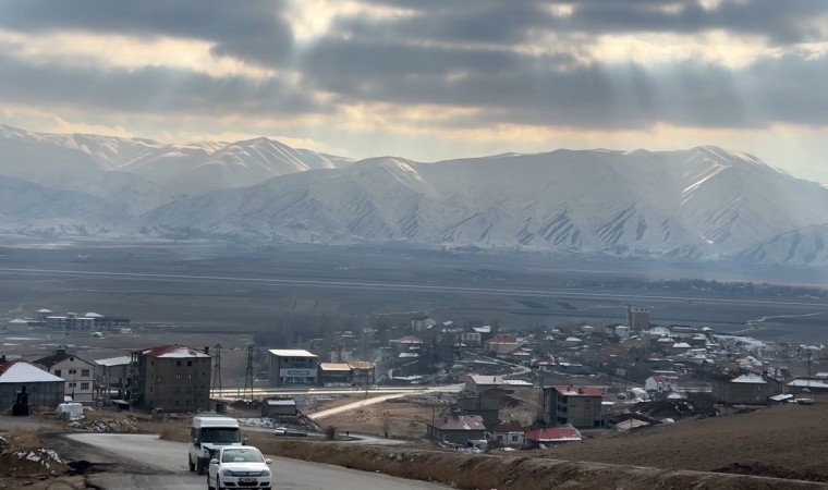 Yüksekovanın etrafını saran dağlar karla kaplandı