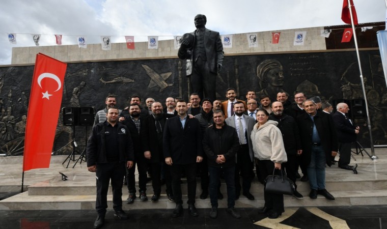 Yunusemre 100. Yıl Meydanı Atatürk heykeliyle taçlandı