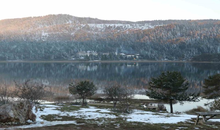 Abant Gölünün kıyıları buz tuttu, muhteşem manzaralara sahne oldu