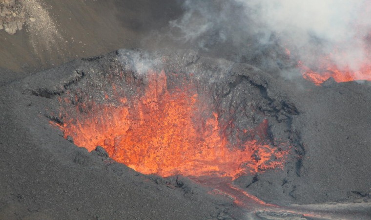 ABDnin Hawaii adasındaki Kilauea Yanardağı lav püskürttü