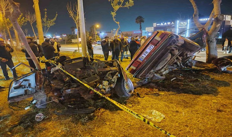 Adanada ağaçlara çarpan otomobil ikiye ayrıldı: 1 ölü, 2 yaralı