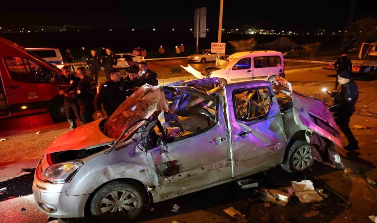 Adanada feci kaza... Ters yöne girdi, karşıdan gelen araçla çarpıştı: 1 ölü, 2 yaralı