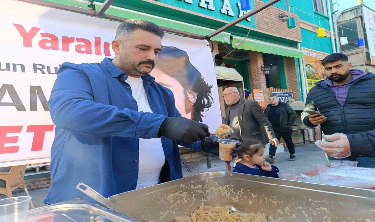 Adanada sanatçı Ferdi Tayfur için helva dağıtıldı