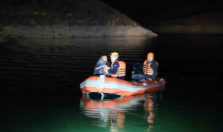 Adıyamanda barajda alabora olan balıkçı teknesinden 2 kişi kurtarıldı