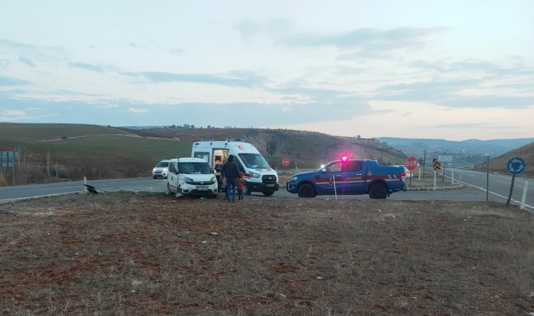 Adıyamanda hafif ticari araçlar çarpıştı: 1 yaralı