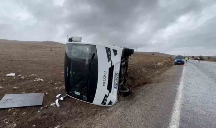 Afyonkarahisarda Çinli turistleri taşıyan otobüs devrildi: 3 yaralı