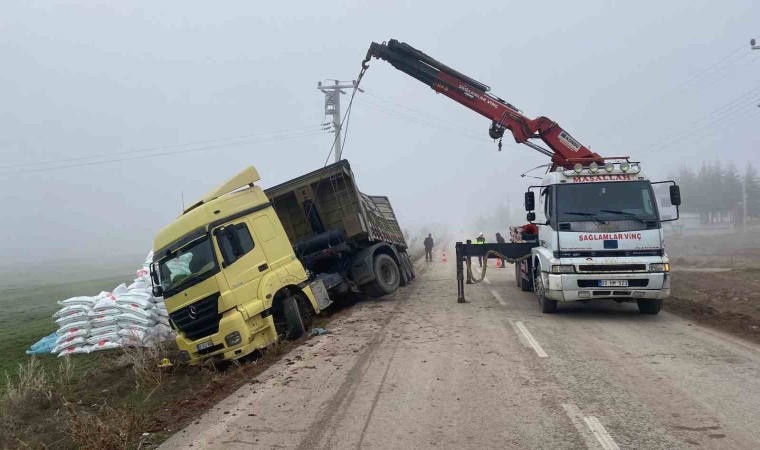 Afyonkarahisarda gübre yüklü tır devrildi, sürücü yaralandı