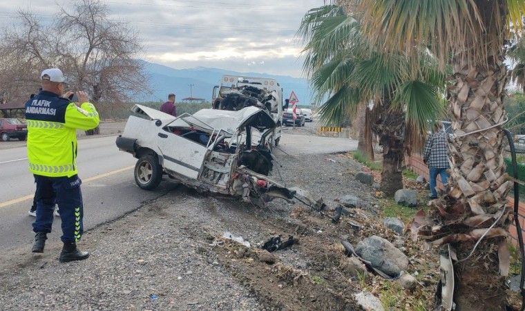 Ağaca çarpan Tofaşın ikiye bölündüğü feci kaza kameraya yansıdı