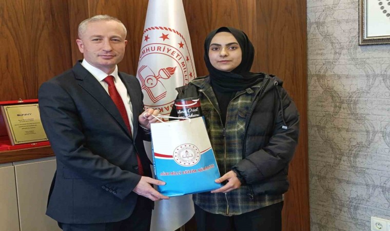 Ağrıda öğrenci Zeynep Erçek, Okulum Beni Bekler projesi ile eğitime döndü, takdir belgesi aldı