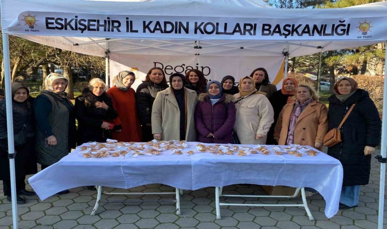 AK Parti Eskişehir Kadın Kolları üyeleri kandil simidi dağıttı