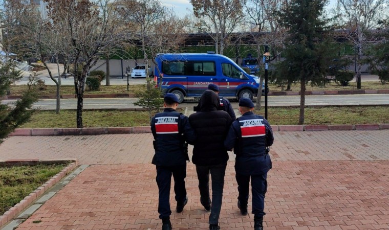 Aksarayda 27 yıl hapis cezası olan uyuşturucu taciri yakalandı