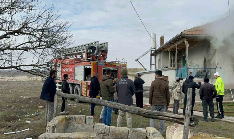 Aksarayda sobadan çıkan yangında 1 kişi dumandan etkilendi