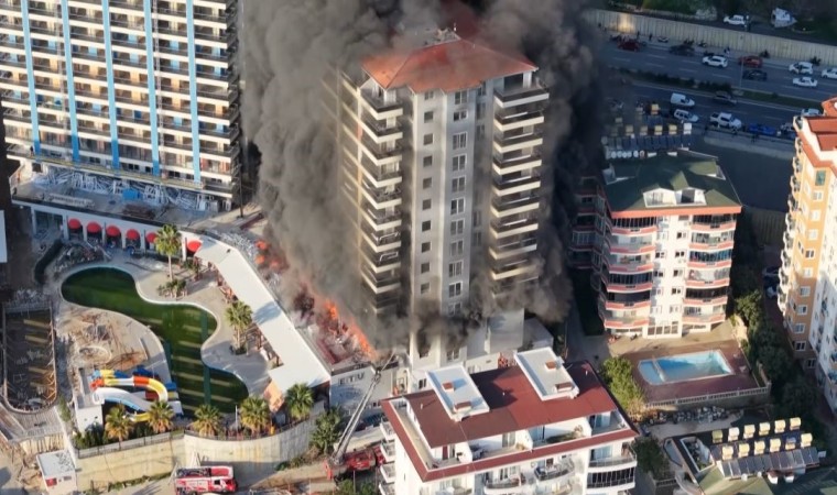 Alanyadaki otel inşaatı yangınının başladığı anlar dron kamerasında