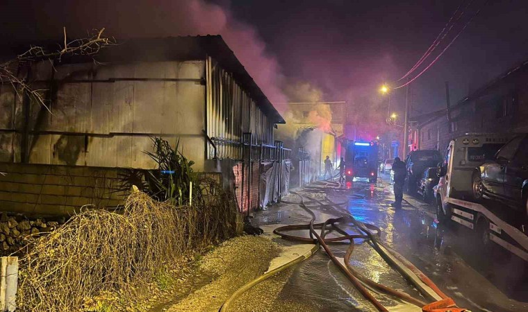 Alevlere teslim olan oto galeride 10 araç küle döndü