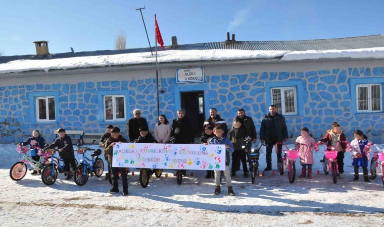 Aliağadan doğu illerindeki öğrencilere bisiklet