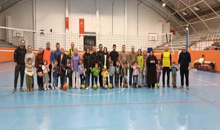 Anaokullu minikler babalarıyla birlikte spor yaptılar