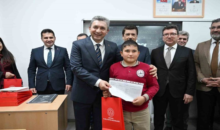 Antalyada 500 bin 164 öğrenci karne heyecanı yaşadı