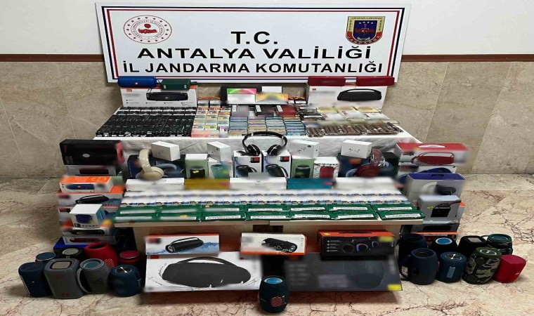 Antalyada kaçak tütün ve kaçak eşya operasyonu