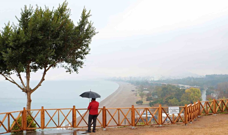 Antalyada yağmur altında deniz keyfi