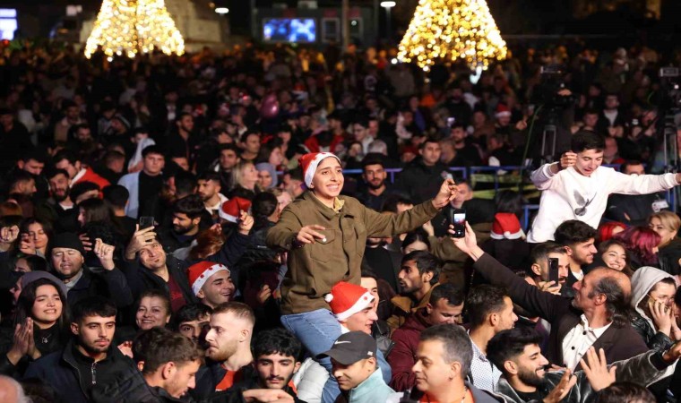 Antalyalılar yeni yıl coşkusunu Cumhuriyet Meydanında yaşadı