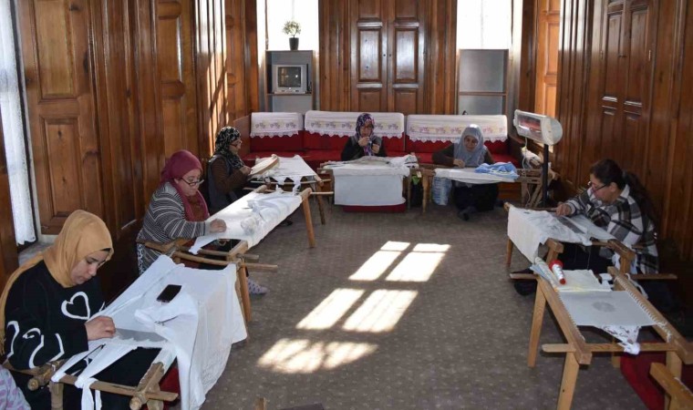 Antep işi nakış sanatı hem meslek sahibi yapıyor hem de para kazandırıyor