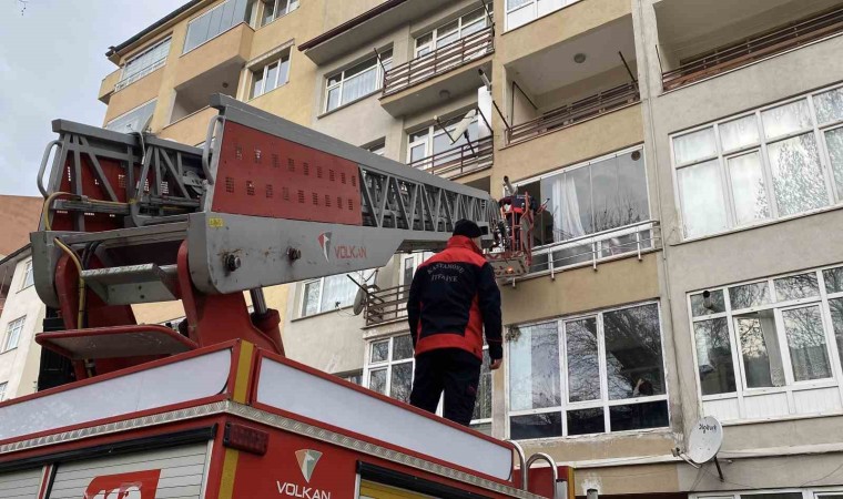 Apartmandan gelen silah sesi ve kırılan cam ekipleri harekete geçirdi