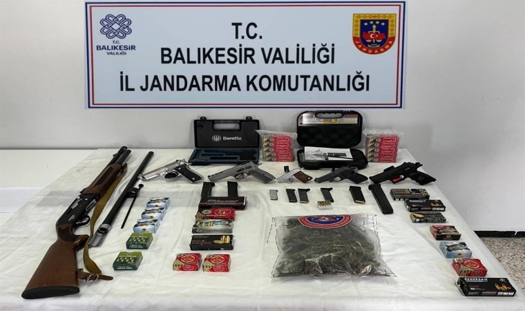 Balıkesirde yasa dışı silah ve mühimmat ticaretine 3 gözaltı