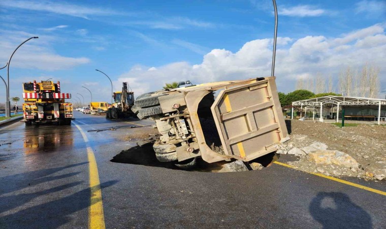 Balıkesirde yol yarıldı, hafriyat kamyonu içine düştü