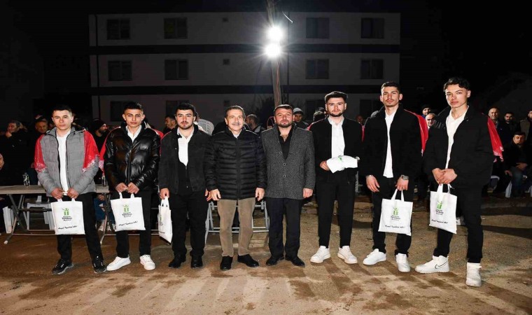 Başkan Ataç 6 genci askere uğurladı